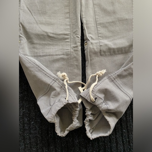 SUPER CUTE Zinc cargo style pant. Small pinstripe. Cute details! - Picture 8 of 16